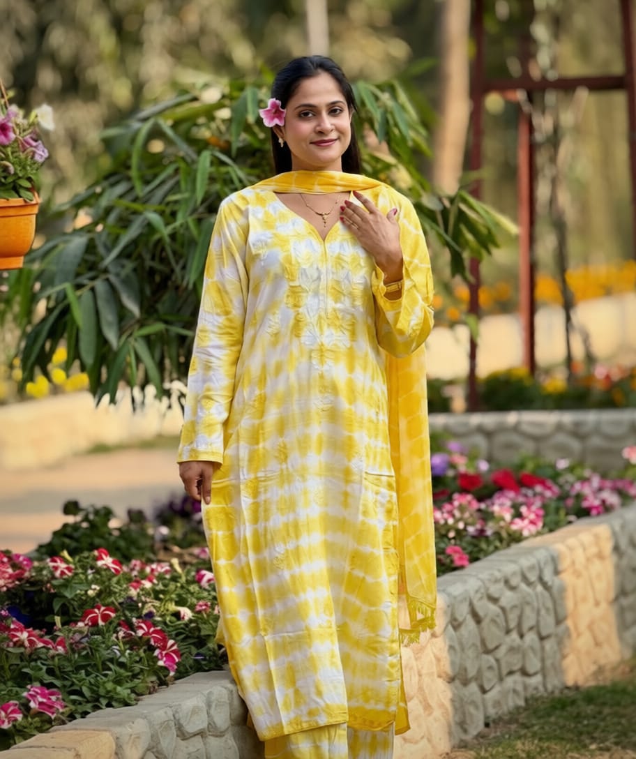 স্টাইলিশ পিউর সুতি বাটিক থ্রি-পিস